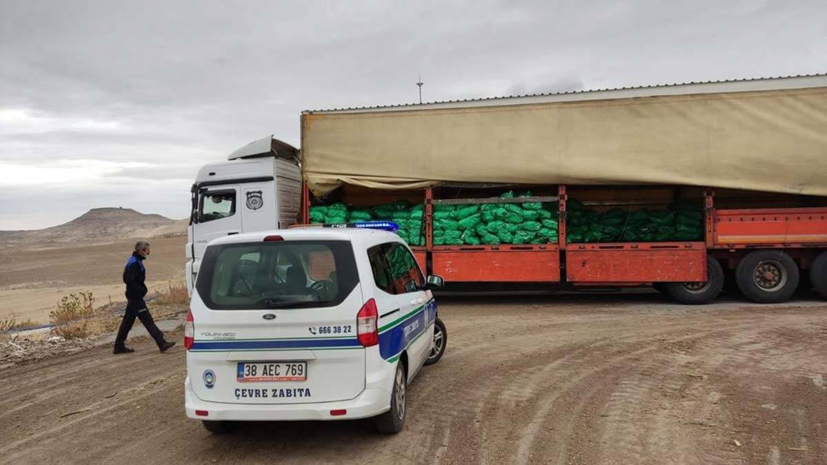 Ekiplerin TIR kasasında yaptığı kontrollerde 12 ton kaçak kömür ele geçirildi
