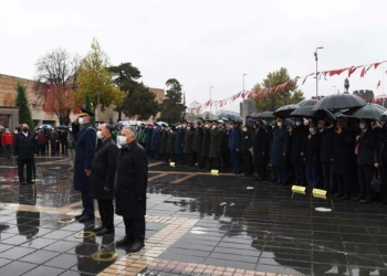 Kayseri'de sağanak altında Atatürk anıldı