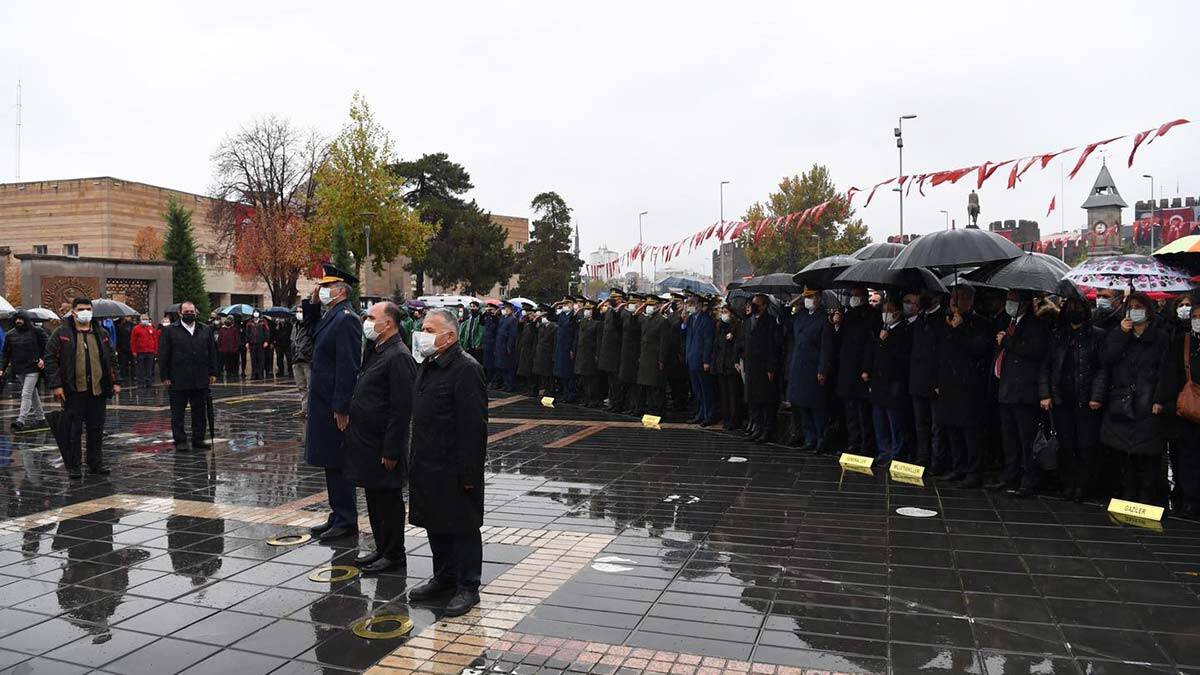 Kayseri'de sağanak altında Atatürk anıldı