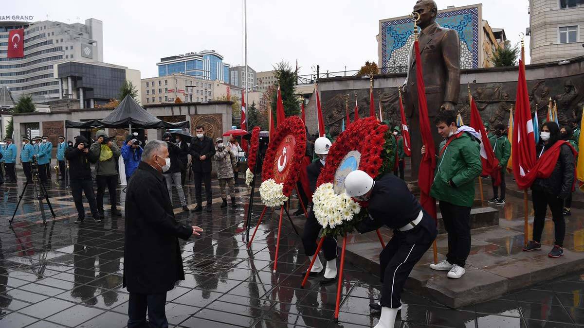 Sağanak altında yapılan tören, Atatürk Anıtı'na çelenk konulması ile başladı