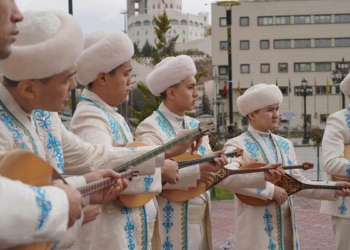 Kazakistanlı sanatçılardan Ankara'da flash mob çekimi