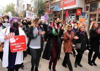 Keşan'da 'Kadın her yerde, şiddet hiçbir yerde' yürüyüşü