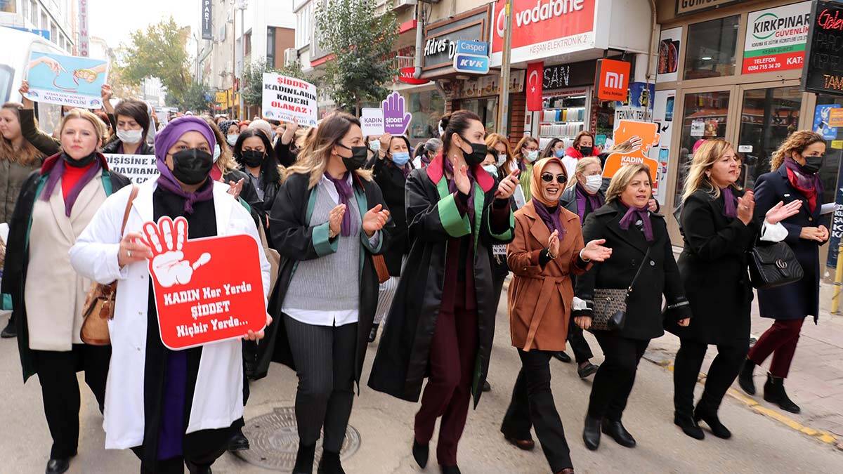 Keşan'da 'Kadın her yerde, şiddet hiçbir yerde' yürüyüşü