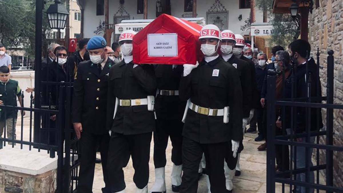 2 çocuk babası Ekiz, bir süredir hastalığı sebebiyle tedavi gördüğü İzmir 9 Eylül Üniversitesi hastanesinde yaşlılığa bağlı olarak 2 Kasım 2021 günü hayatını kaybetti.