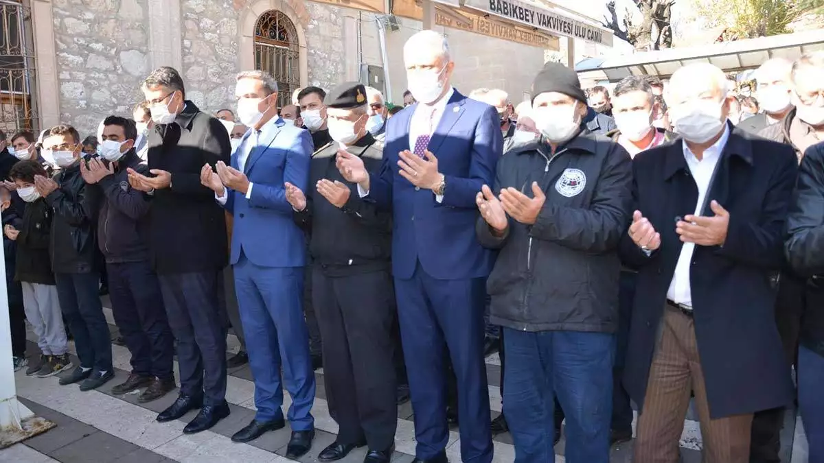 Kılınan cenaze namazının ardından taşkıran'ın cenazesi, götürüldüğü ilçe mezarlığında gözyaşları içinde toprağa verildi