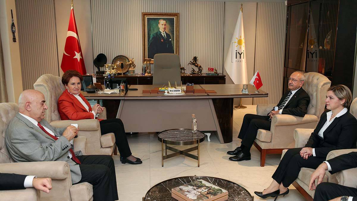 " Doları olan kazanıyor, Türk Lirasına sahip olan da kaybediyor. Dolayısıyla bunların artık bu ülkeyi yönetme kapasiteleri yok, bilgileri yok birikimleri yok"