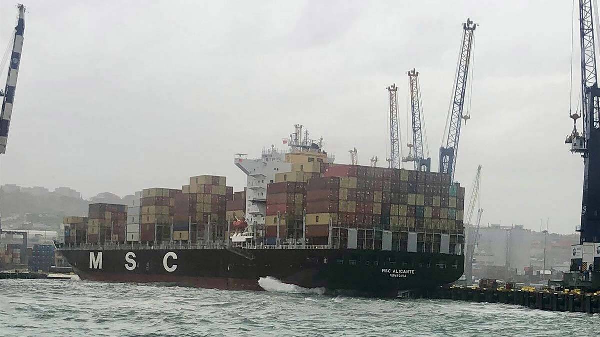 Kıyıya oturan gemiyi kurtarma çalışmaları başladı