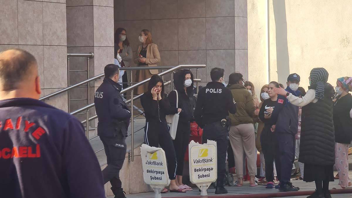 Öğrenciler tahliye edilirken, yangın, itfaiyenin müdahalesiyle söndürüldü