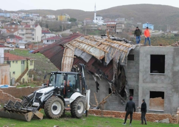 Kocaeli'de fırtınadan vapur seferleri iptal oldu
