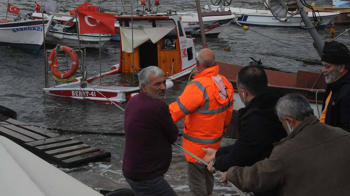 Sahil bandında kıyıya vuran dalgalar nedeniyle yerler suyla kaplandı.
