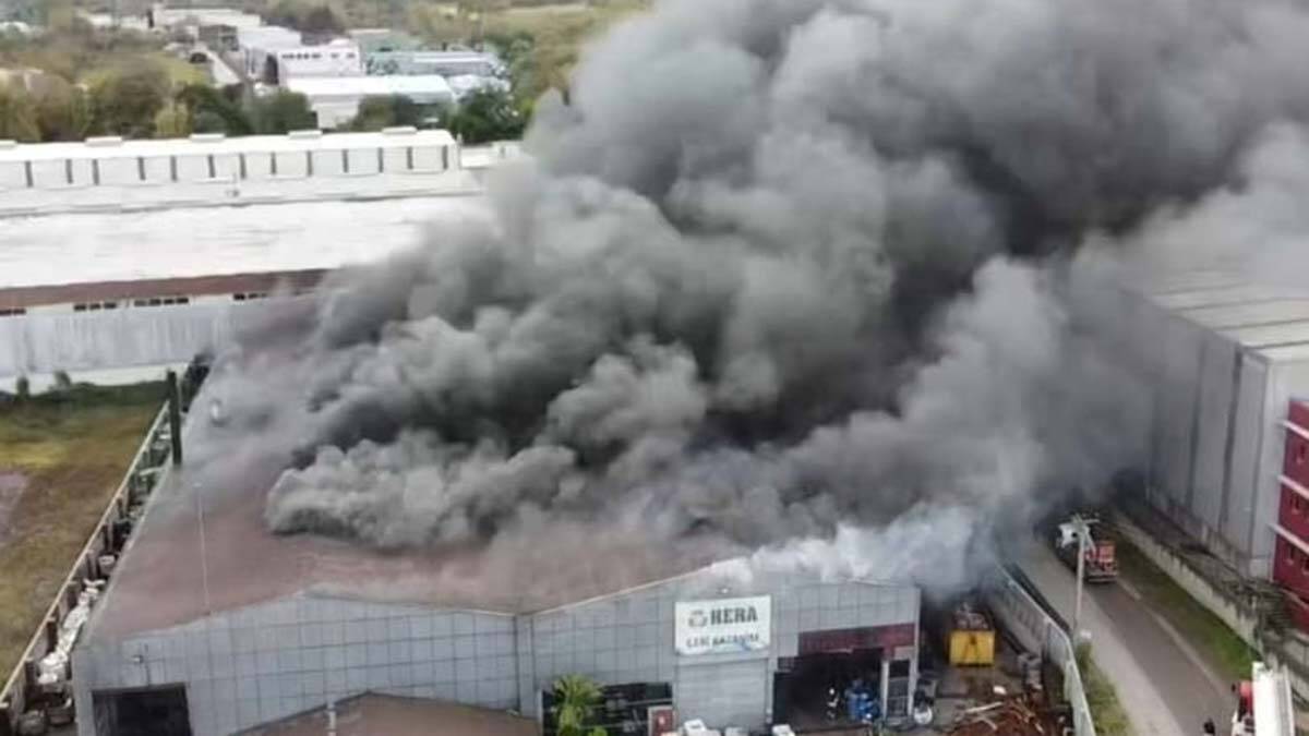 Kocaeli'de geri dönüşüm tesisinde yangın çıktı