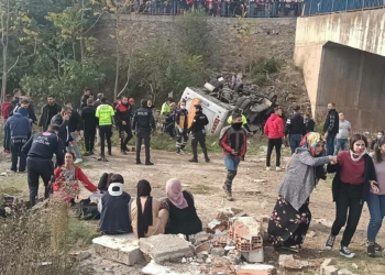 Kocaeli'de öğrenci servisi dereye düştü