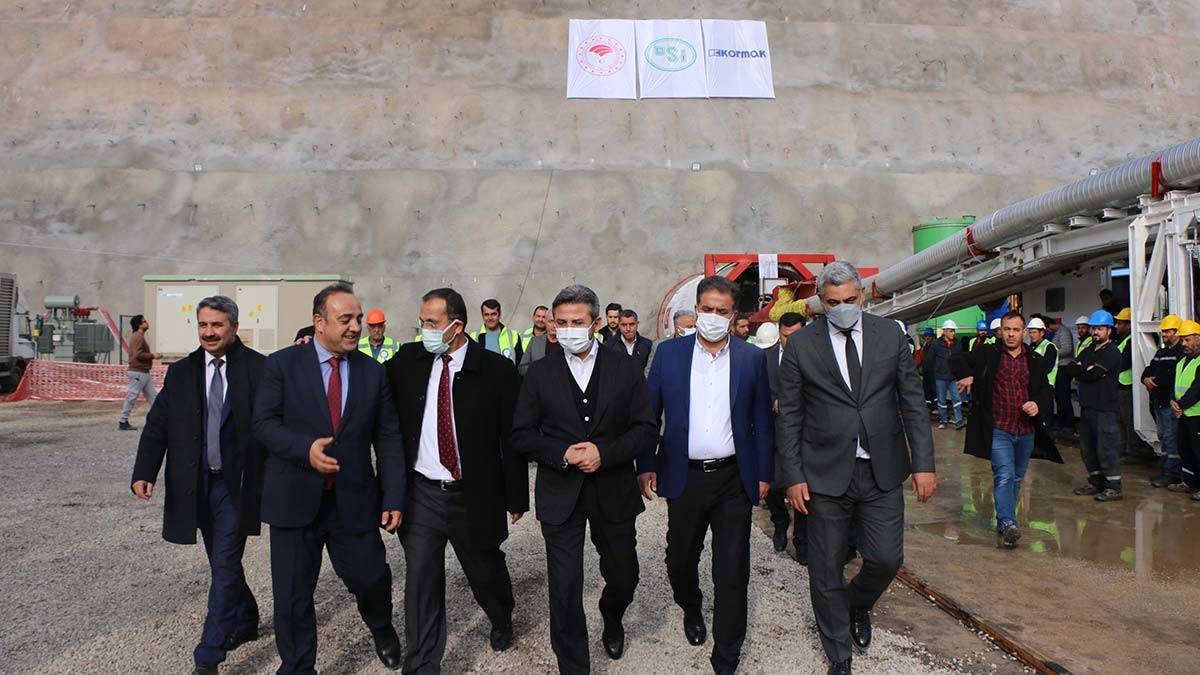 " Umuyoruz bugün güzel başladık başladığımız gibi çok hızlı bir şekilde projeyi tamamlamak bize nasip olur"