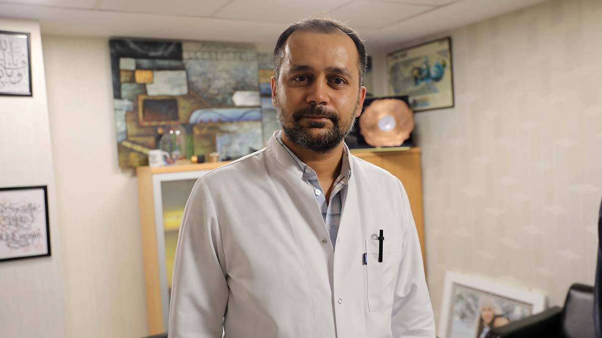 "Hastanın saçı kesilmeden kulak arkasından yaklaşık 3 santimlik bir kesi ile operasyonun gerçekleştiğini ve ameliyattan bir gün sonra taburcu ediliyor"