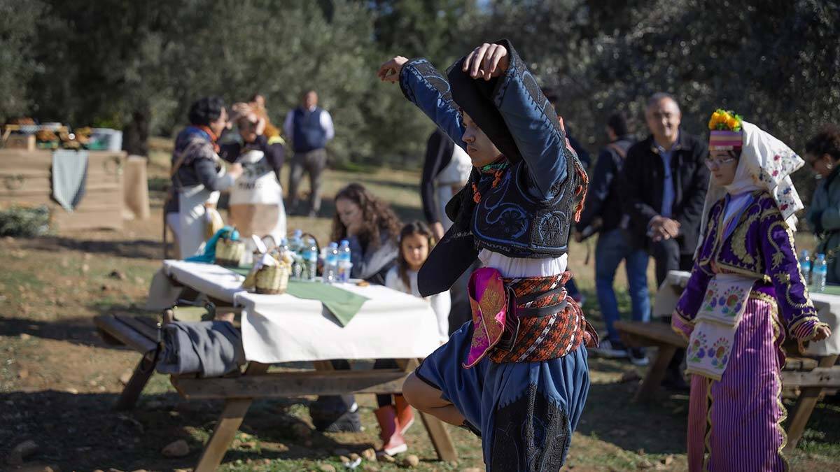 Zeytinlerinin hasadından elde edilmiş zeytinyağı katılımcılara hediye edildi