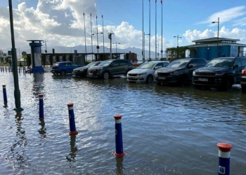 Konak Sahili'nde deniz taştı