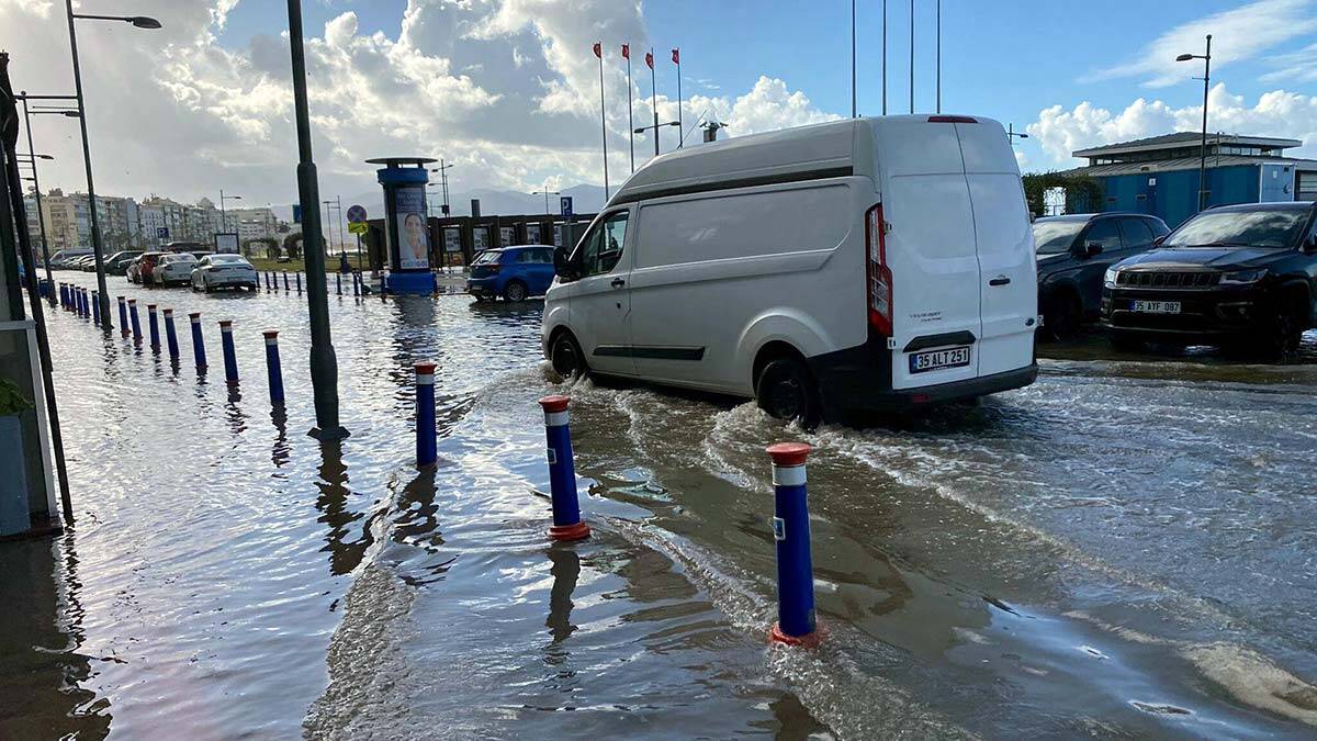 Araç sürücüleri ilerlemekte güçlük çekti. Sahildeki bazı iş yerlerinde de su baskınları yaşandı.