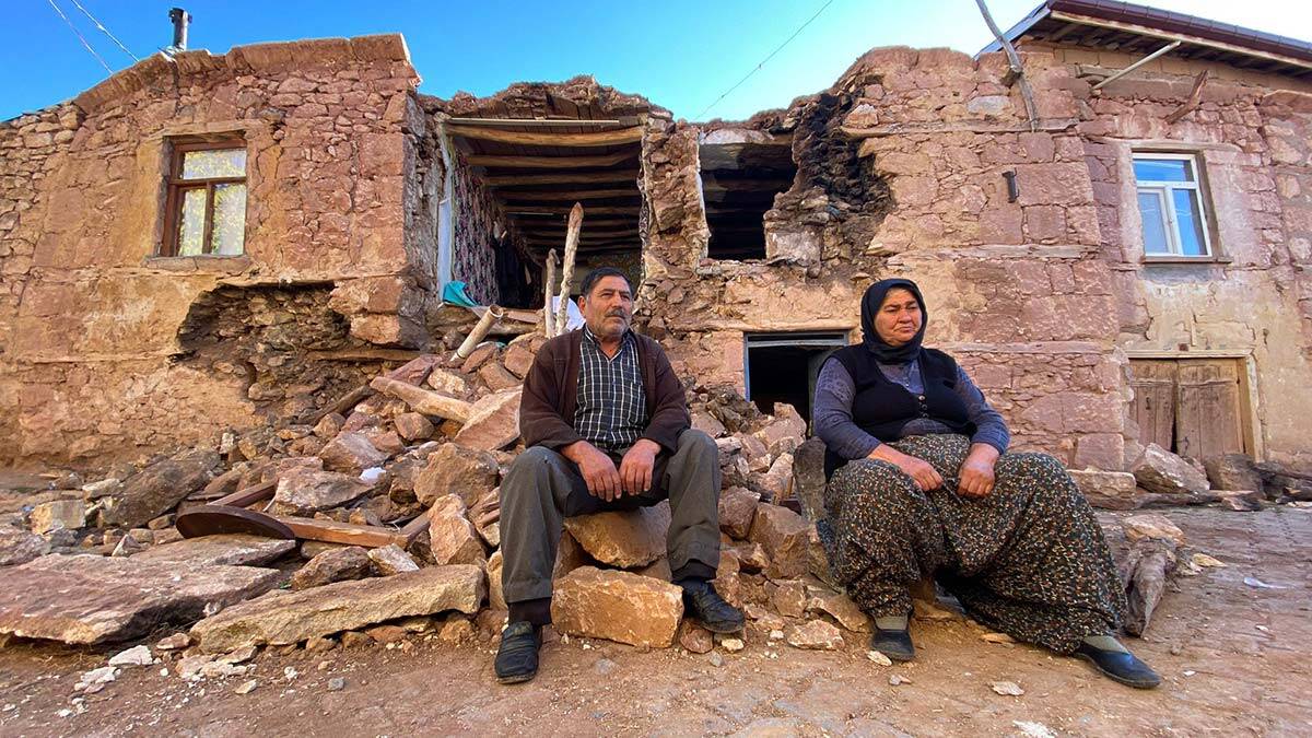 Kadınhanı ilçesinde bulunan Vali Kemal Katıtaş İlkokulu’nun da tuvalet ve kazan dairesinde çatlaklar oluştuğu tespit edildi