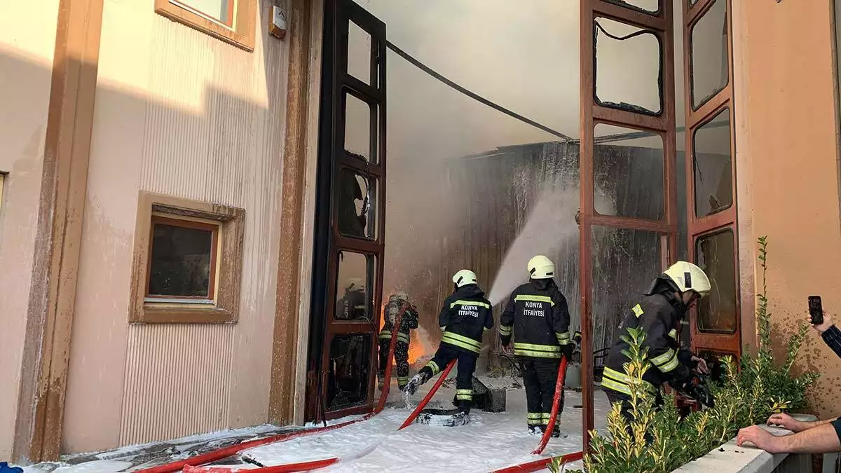 Polis ve itfaiye ekipleri, yangının çıkış nedenini araştırıyor.