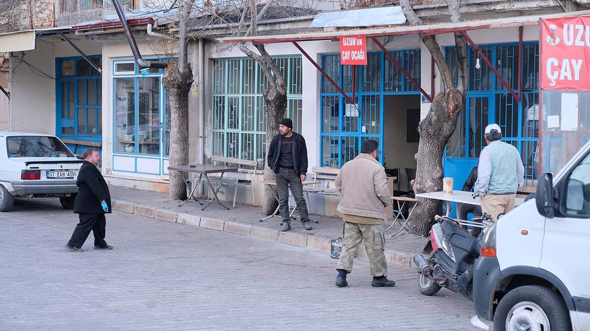 İki mahallede yaşayanlar geceyi ateş yakıp sokakta geçirdi, gün ağarınca da hayat normale döndü