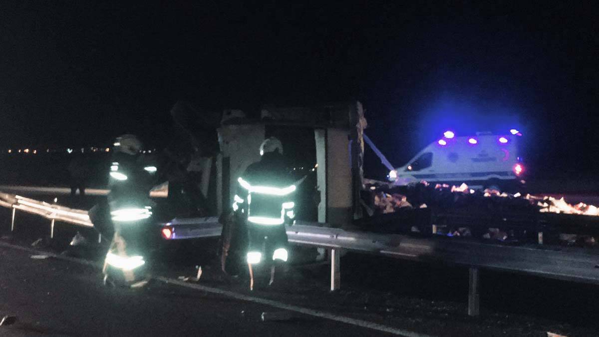 Köpeğe çarpınca duran otomobile TIR çarptı: 3 yaralı