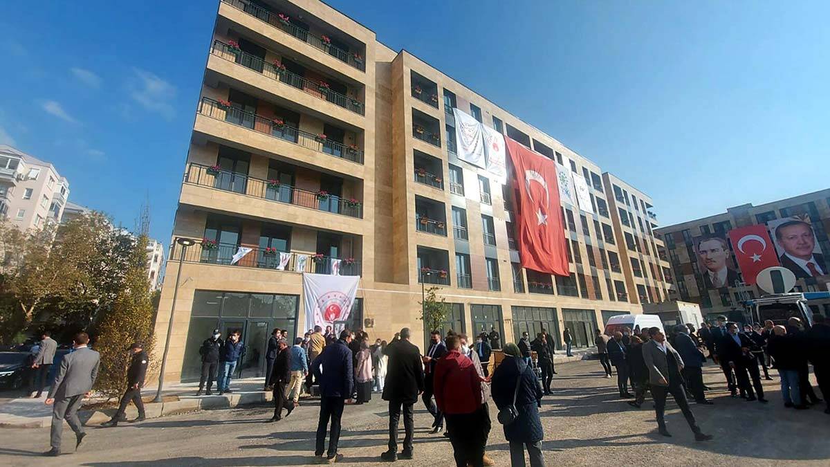 " Tüm İzmir'imizi yarın tören alanına davet ediyorum. Bu süreçte arkadaşlarımız, çok önemli bir performans sergiledi"