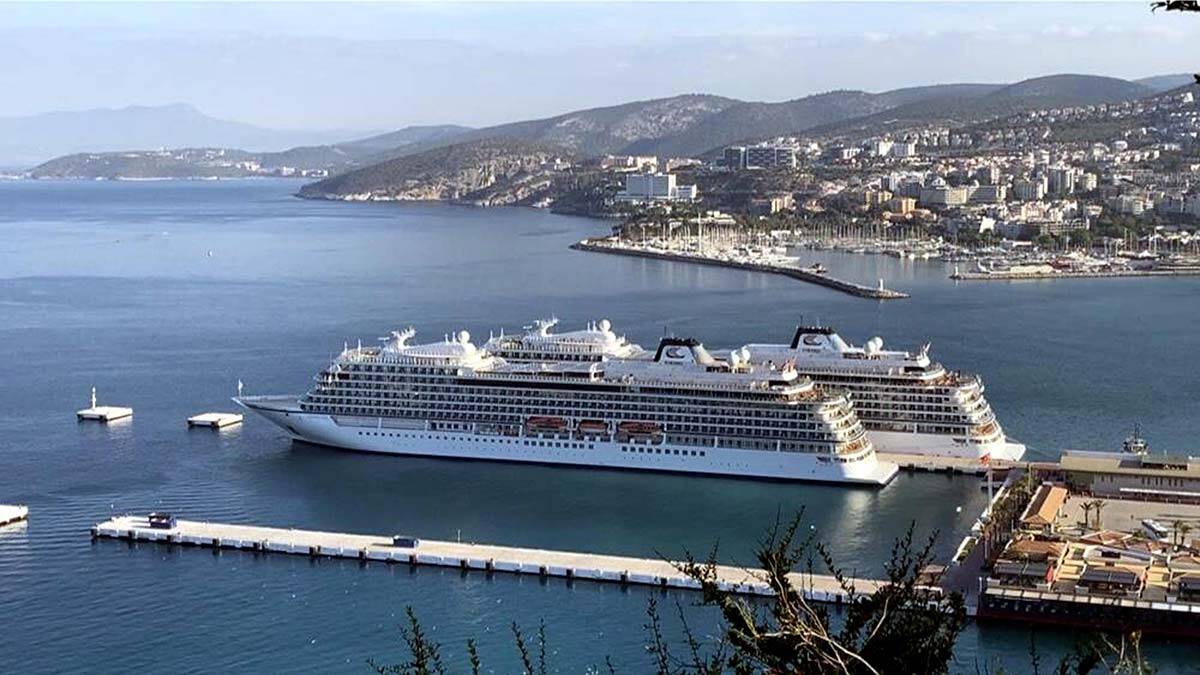 Kuşadası'na 2 kruvaziyer gemisi ile turist akını