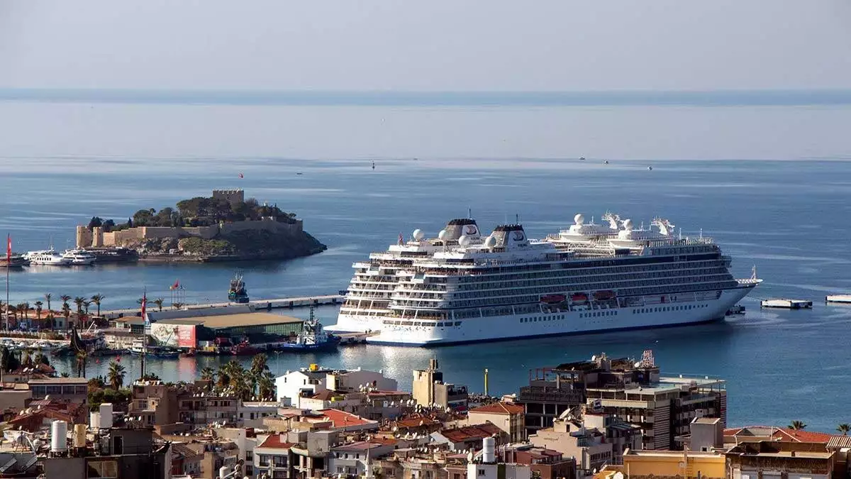 Gemi personelinin de kuşadası'na ayak basmasına izin verilmesi, kepenklerini açan çarşı esnafının sevincini artırdı