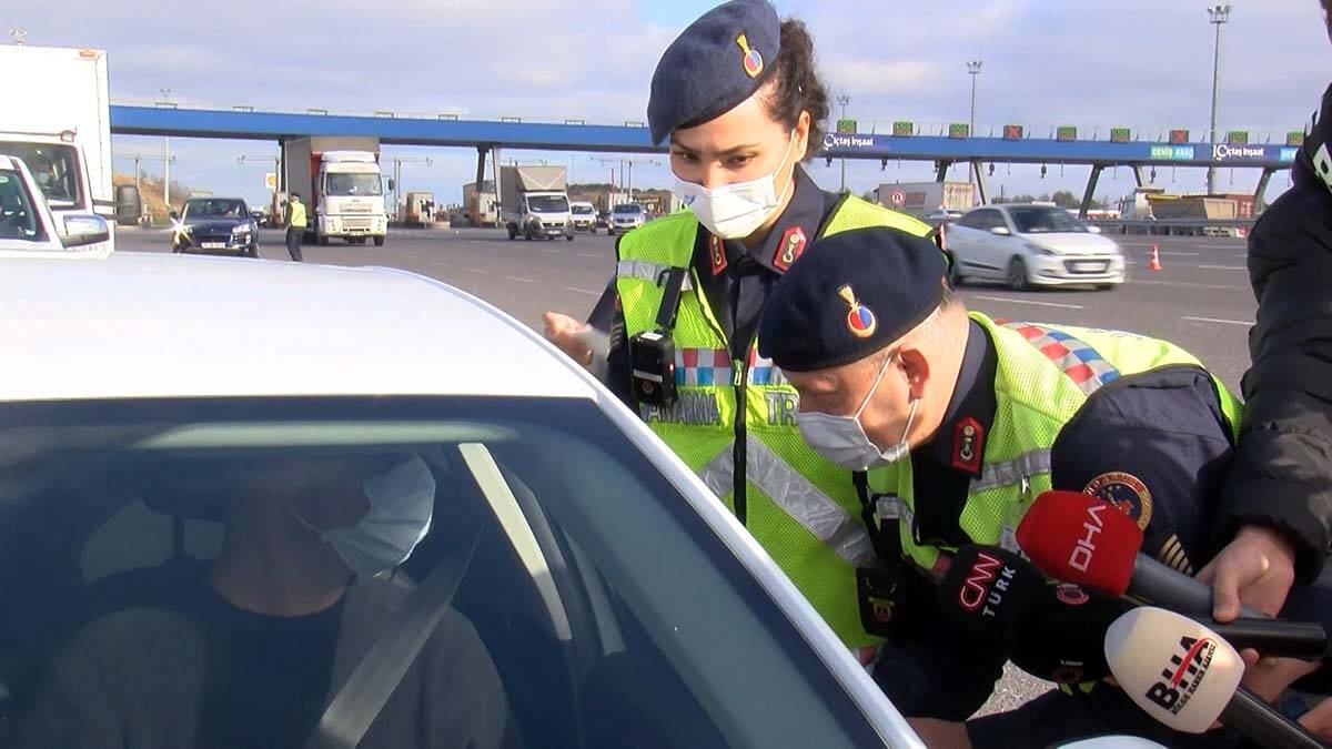 Emniyet kemeri takılmasının önemini anlatan ekipler hazırlanan el broşürünü yolculara verdi