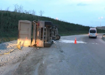 Kuzey Marmara'da çakıl taşı yüklü TIR devrildi