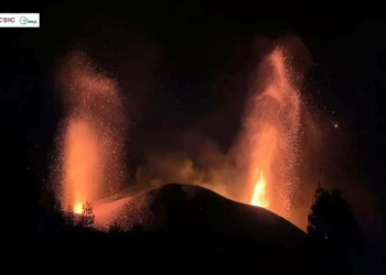 La Palma'da yanardağdan lav akışı devam ediyor La Palma'da yanardağdan lav akışı devam ediyor