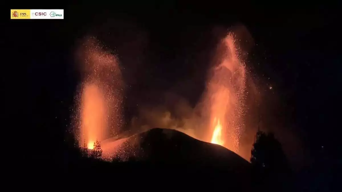 La palma'da yanardağdan lav akışı devam ediyor la palma'da yanardağdan lav akışı devam ediyor