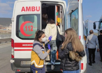 Lise öğrencilerini taşıyan otobüs kazası: 24 yaralı