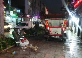 Lodosta binanın çatısı anne ile oğlunun üzerine düştü