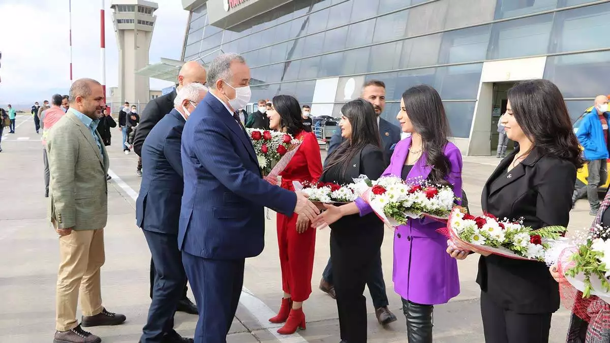 " bütün yüksekovalı kardeşlerimizi, mhp yüksekova ilçe teşkilatına bekliyor, mhp'nin saflarına katılmaya davet ediyoruz "