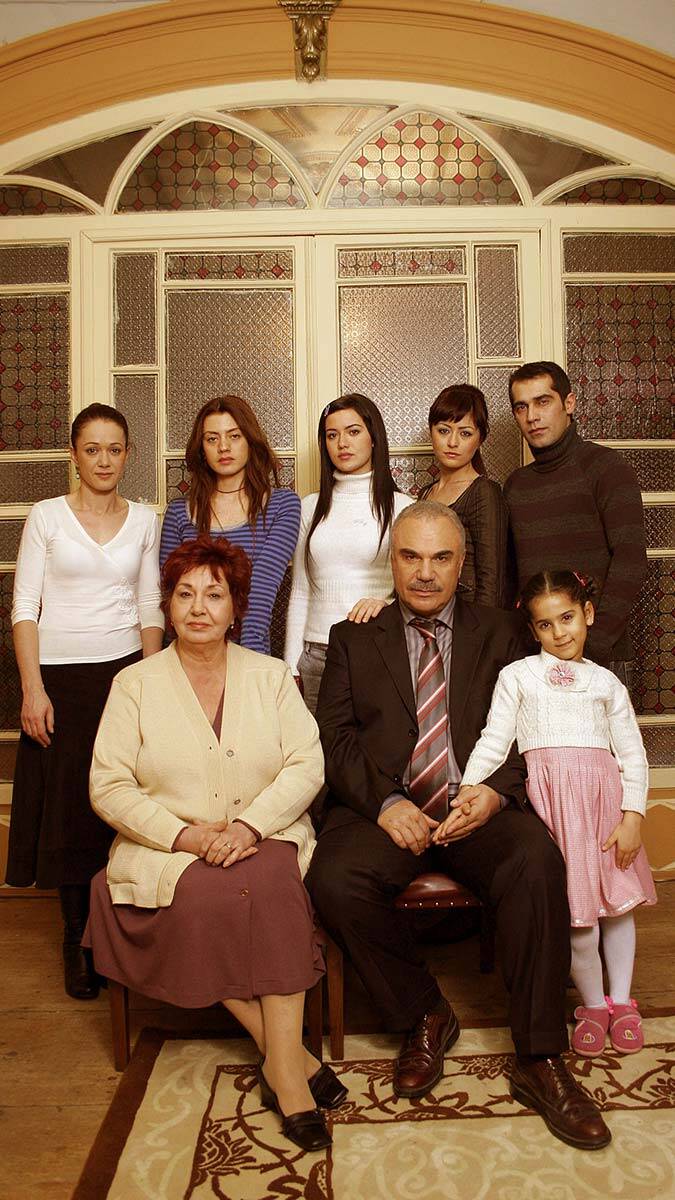 Ve rüya bitmişti… Yine rüyalar kaybetmiş, belediyenin modern kaldırımları ve onların yalpalayan çocukları kazanmıştı...