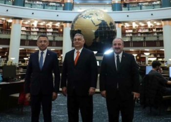 Macaristan Başbakanı Millet Kütüphanesi'ni gezdi
