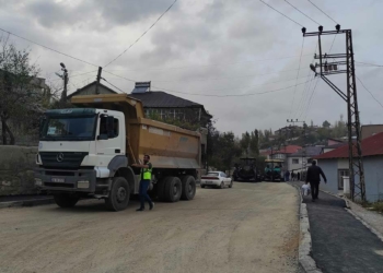 Mahallenin yolu 82 yıl sonra asfaltlandı