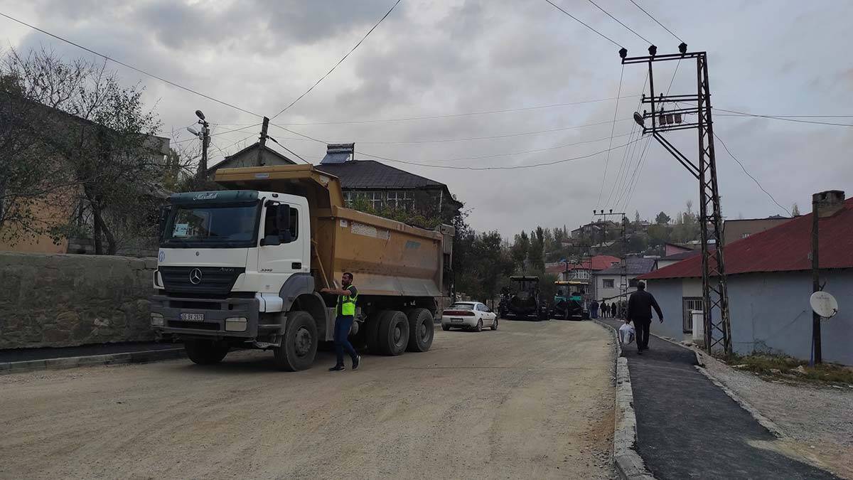 Mahallenin yolu 82 yıl sonra asfaltlandı