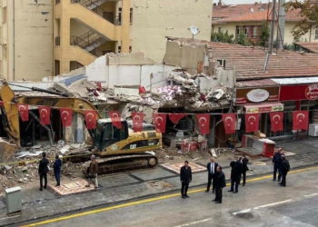 Malatya'da çöken 2 katlı binanın enkazı kaldırılıyor