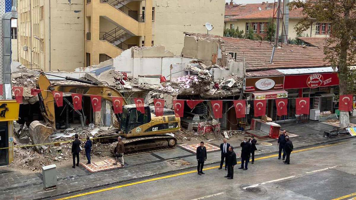 Malatya'da çöken 2 katlı binanın enkazı kaldırılıyor