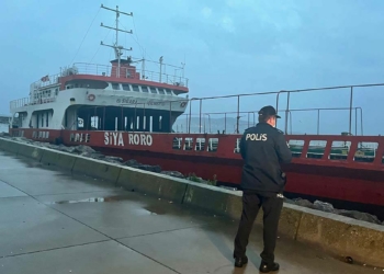 Maltepe'de lodos nedeniyle gemi karaya oturdu