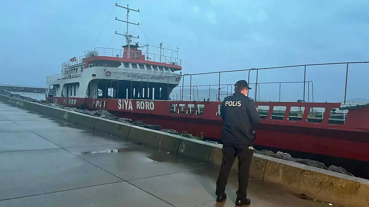 Maltepe'de lodos nedeniyle gemi karaya oturdu