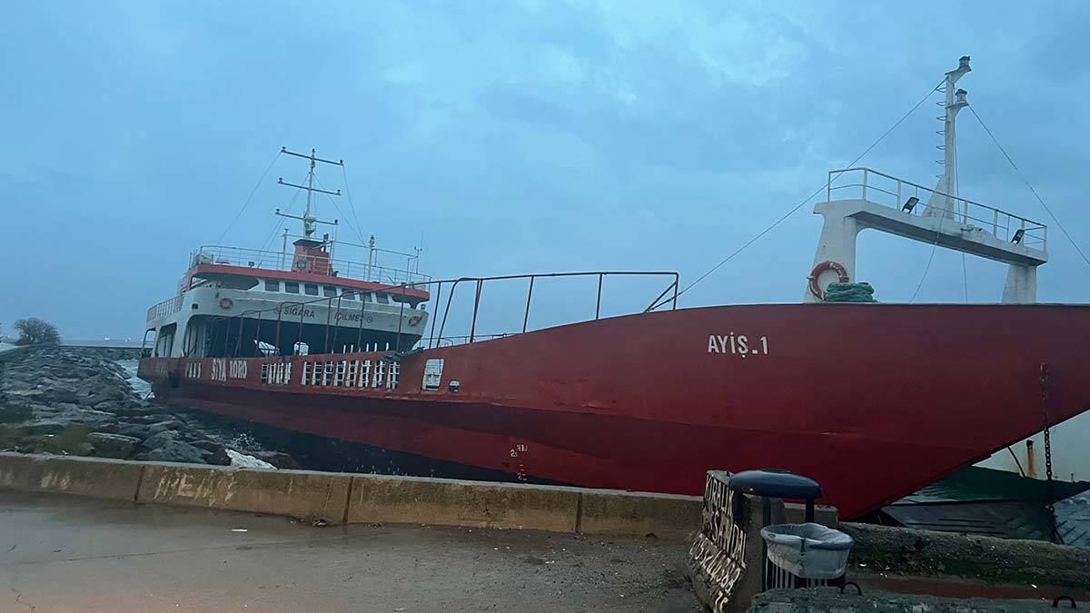 Dalgaların etkisiyle iskeleye çarpan gemi için bölgeye römorkör sevk edildi.