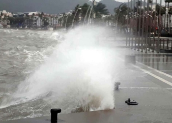 Marmaris'te kuvvetli rüzgarda tekne karaya oturdu