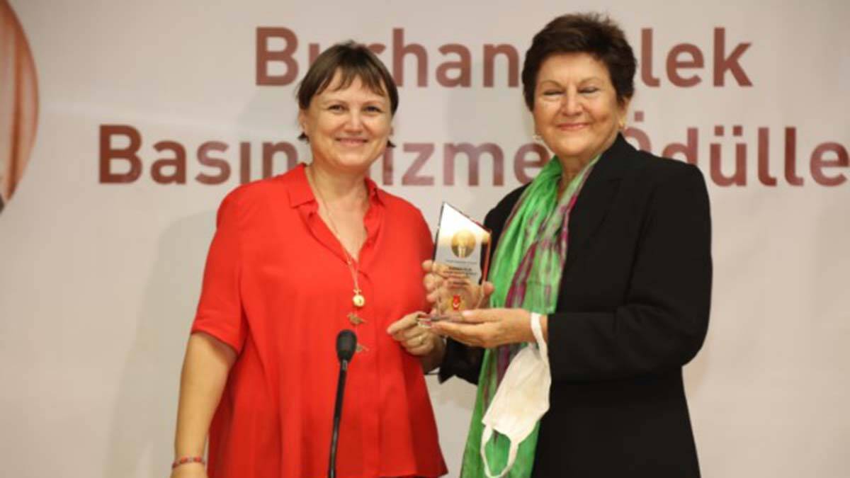 Türkiye Gazeteciler Cemiyeti'nin önceki başkanlarından Burhan Felek adına düzenlenen “Burhan Felek Basın Hizmet Ödülleri”ne değer bulunan 16 gazeteci 4 Kasım 2021 Perşembe günü düzenlenen törende ödüllerini aldı. Ödülü almak için 50 yıl gazetecilik yapmış, 70 yaşından gün almış olmak gerekiyor.