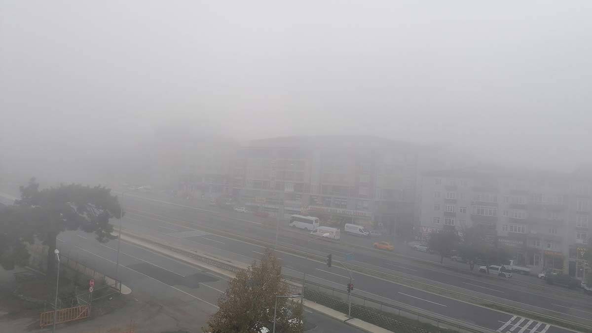Yoğun sis nedeniyle sürücüler kontrollü bir şekilde yollarına devam ediyor