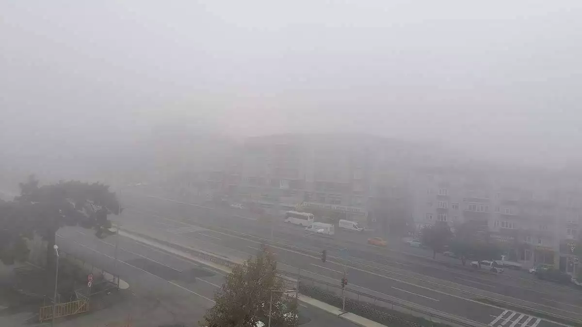 Yoğun sis nedeniyle sürücüler kontrollü bir şekilde yollarına devam ediyor
