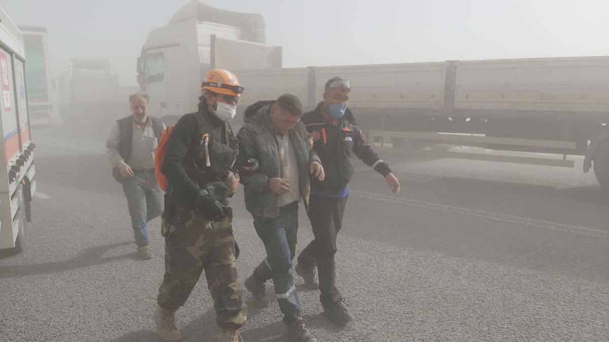 Niğde'de kum fırtınasında 2 yol trafiğe kapatıldı