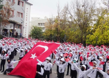 Öğrenci korosudan Biz Atatürk'ün Çocuklarıyız şarkısı